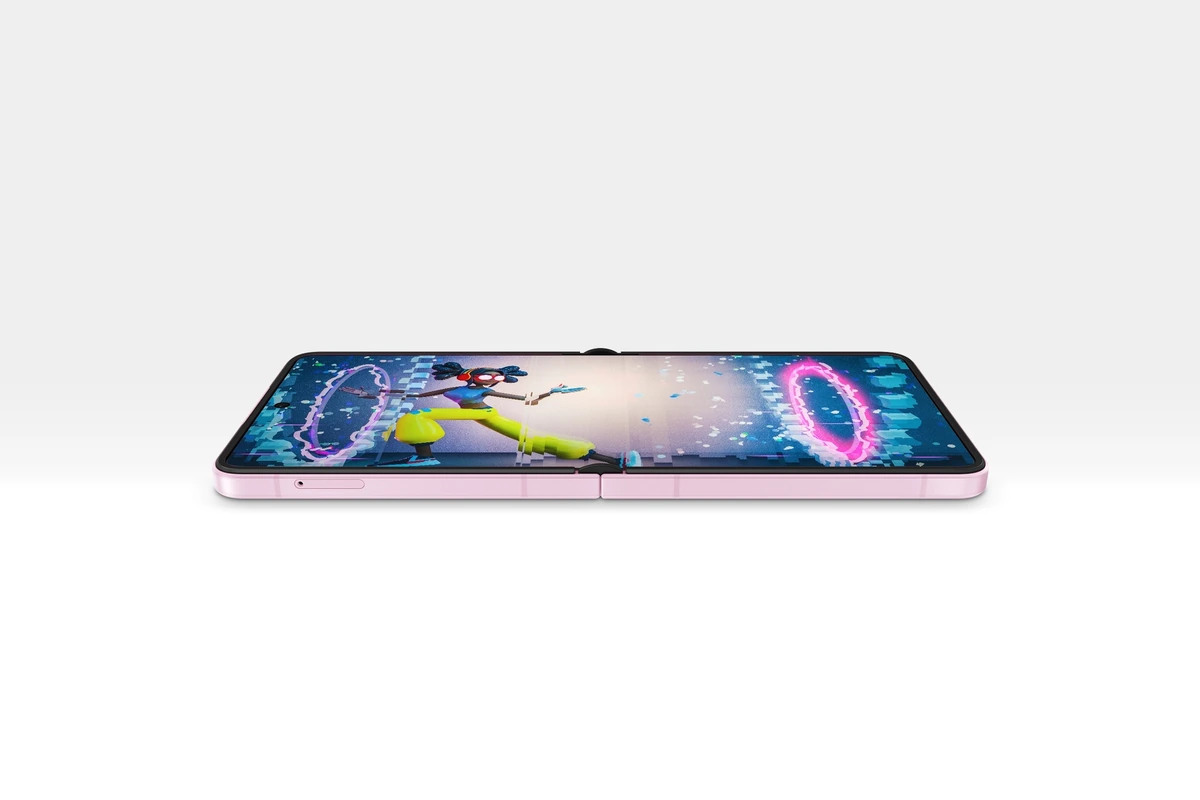 Galaxy Z Flip 8 Vale a Pena em 2026? Análise do Dobrável Mais Fino da Samsung 6 Galaxy Z Flip 8 rosa deitado e aberto exibindo um jogo em tela cheia