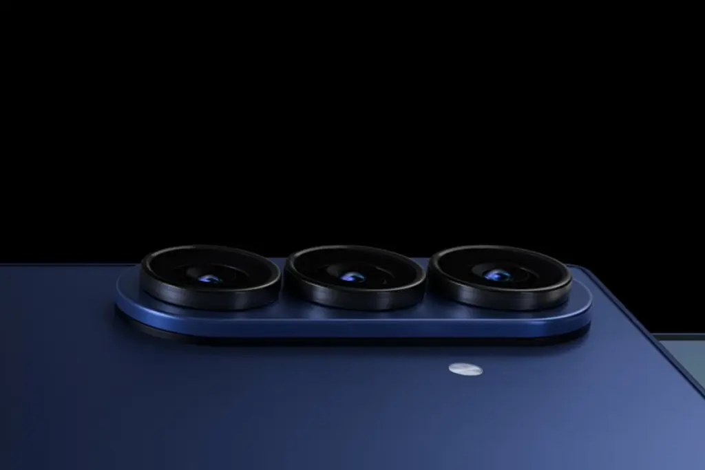 Módulo com as três câmeras traseiras do Galaxy Z Fold 7