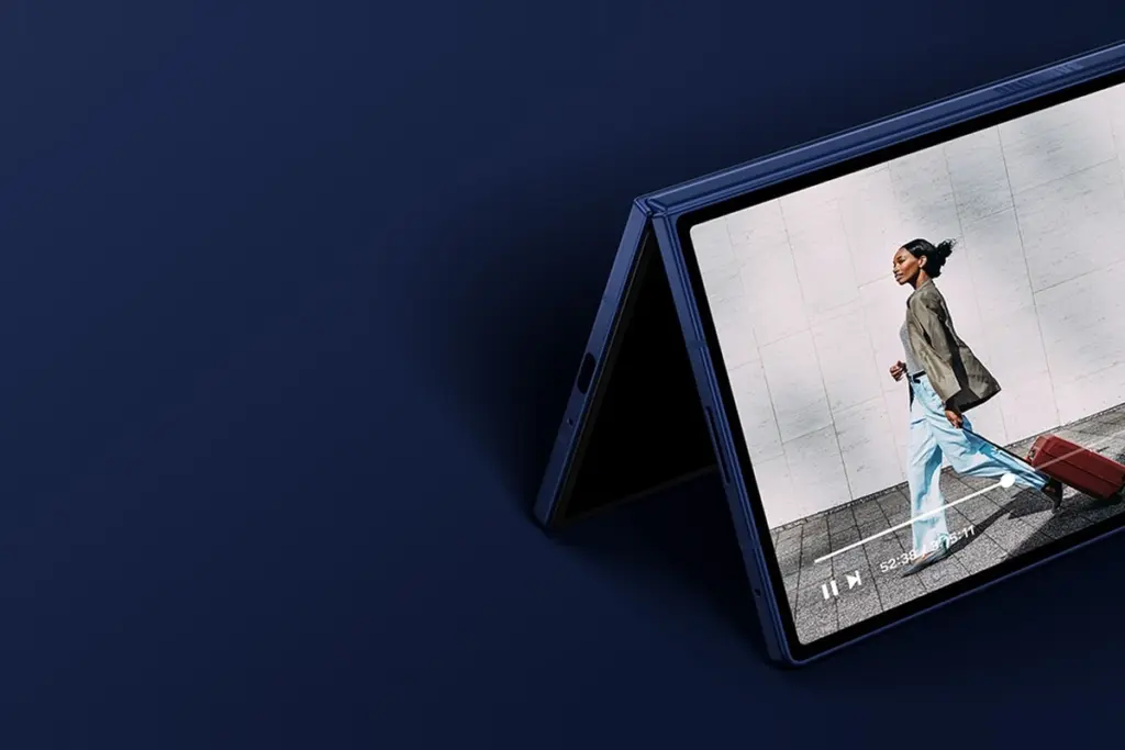 Galaxy Z Fold 7 aberto em modo tenda exibindo um vídeo na tela interna