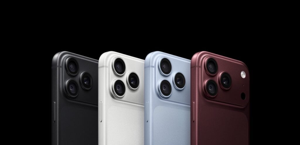 Quatro modelos de smartphones da linha iPhone 18 Pro alinhados em preto, prateado, glacial e bordô. A vista traseira mostra o sistema de câmera Pro de três lentes em cada dispositivo contra um fundo preto.