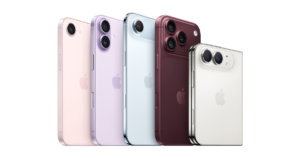 Quatro modelos de iPhone de costas em cores variadas (rosa, lavanda, azul e bordô), exibindo suas câmeras traseiras.
