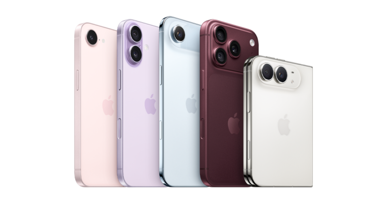Quatro modelos de iPhone de costas em cores variadas (rosa, lavanda, azul e bordô), exibindo suas câmeras traseiras.