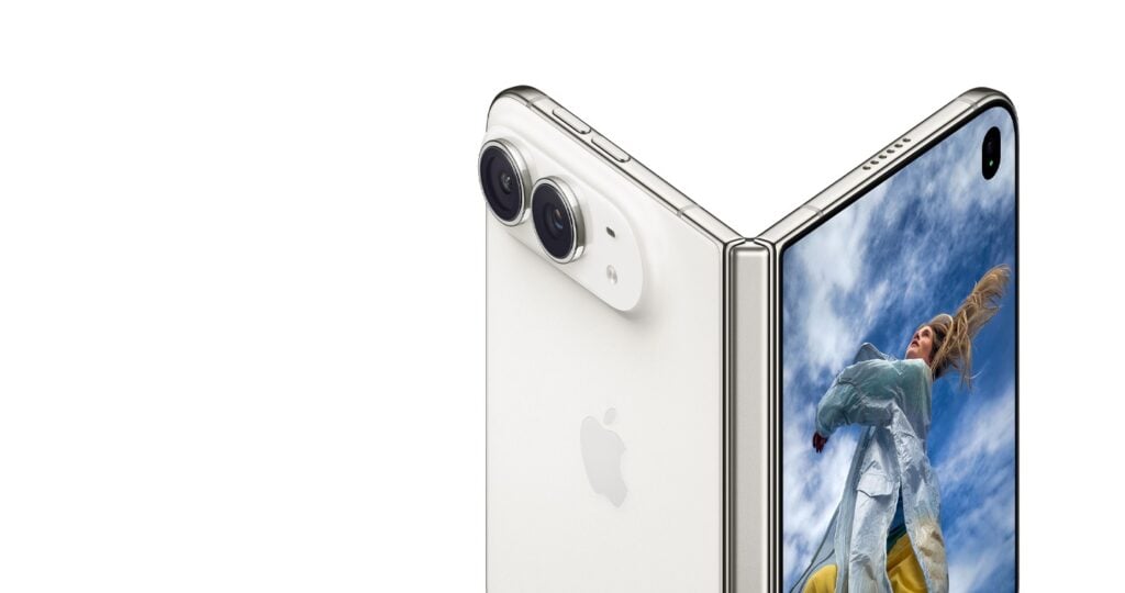 Close-up do primeiro smartphone dobrável da Apple, o iPhone Duo. O dispositivo está parcialmente dobrado, mostrando o painel traseiro branco com duas lentes de câmera horizontalmente alinhadas em anéis de metal prateado e o logotipo da Apple.
