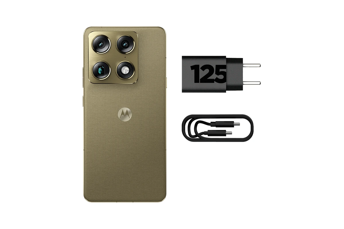 Motorola Signature ao lado do carregador de 125 W e do cabo que acompanham a caixa