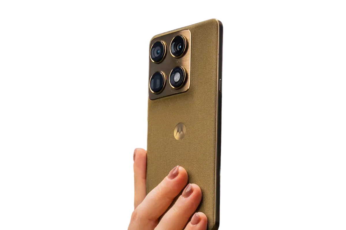 Traseira do Motorola Signature na mão, com o módulo das três câmeras de 50 MP e o flash