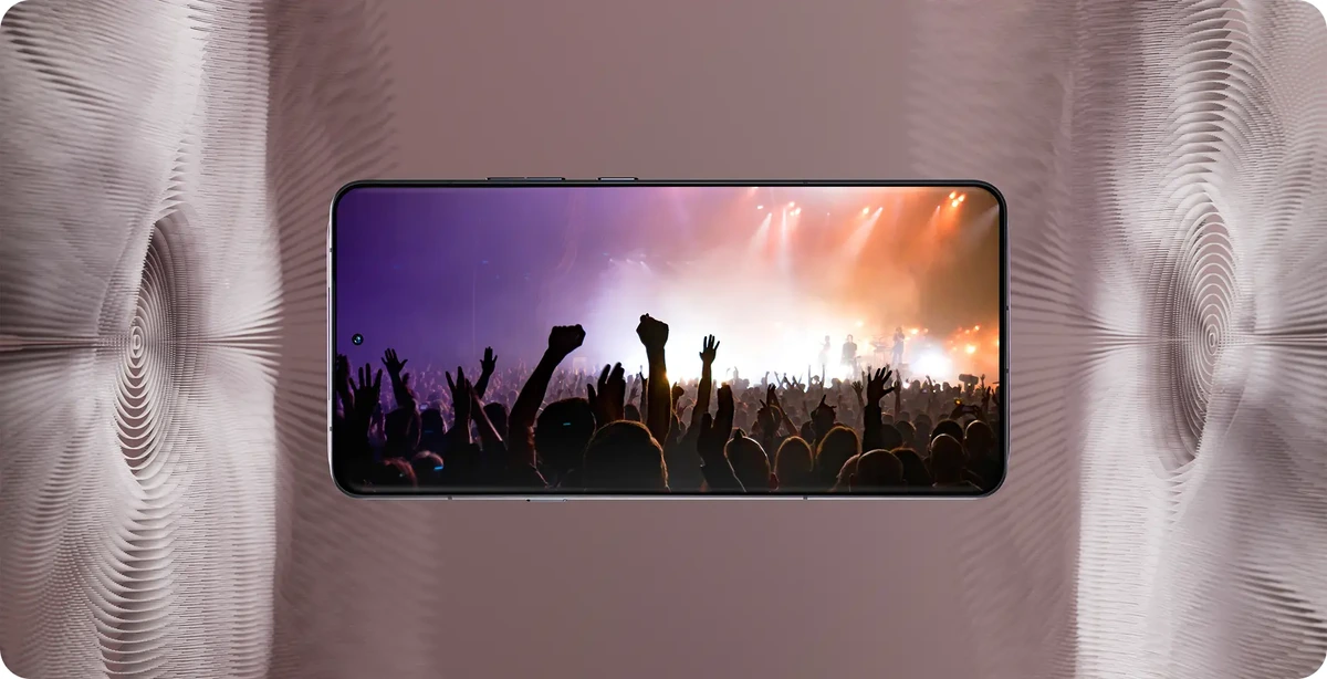 Tela AMOLED LTPO de 6,8 polegadas do Motorola Signature na horizontal com os alto-falantes Bose