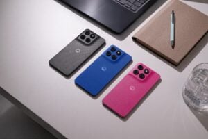 Três smartphones Moto G37 alinhados nas cores cinzenta, azul e rosa, exibindo as suas partes traseiras com textura e módulo de câmeras.