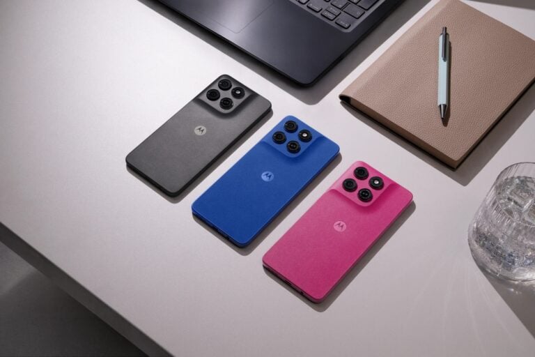 Três smartphones Moto G37 alinhados nas cores cinzenta, azul e rosa, exibindo as suas partes traseiras com textura e módulo de câmeras.