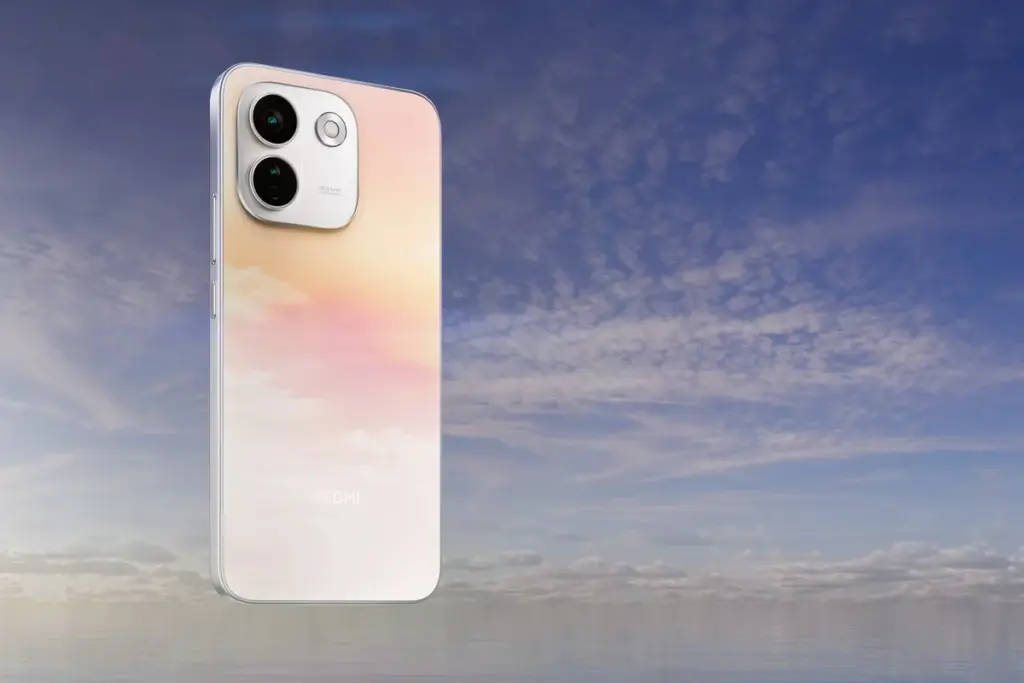 Redmi Note 17 Pro Max branco em pé diante de um céu com nuvens, mostrando a traseira
