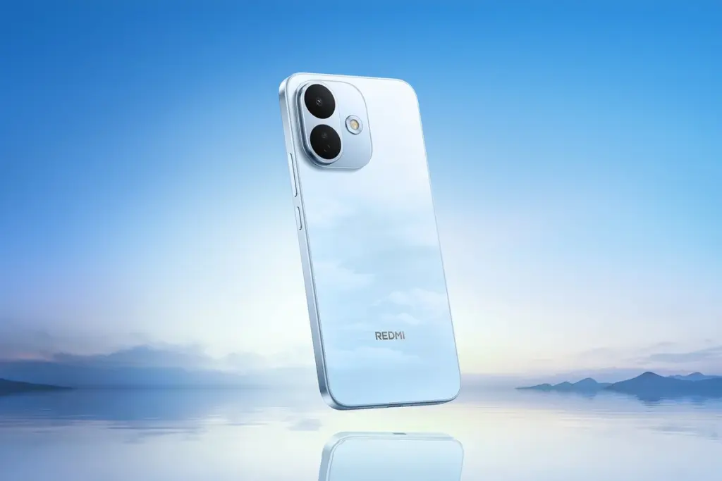 Redmi Note 17 Pro azul-claro em pé sobre um lago ao amanhecer, mostrando a traseira e o módulo de câmera